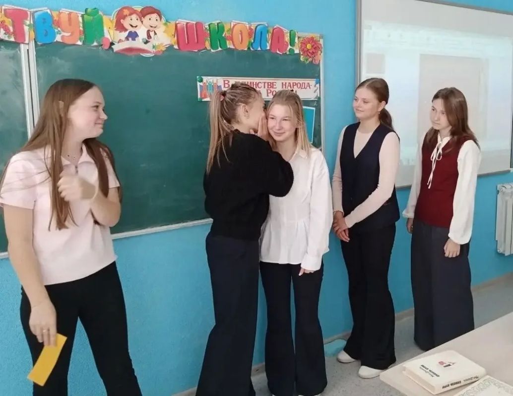 В рамках Года единства народов России и проекта «Культура для школьников» работники Фатежской детской библиотеки провели для обучающихся 8 «В» класса СОШ№2 патриотическую программу «Многонациональное разноцветье»... В рамках Года единства народов России и проекта «Культура для школьников» работники Фатежской детской библиотеки провели для обучающихся 8 «В» класса СОШ№2 патриотическую программу «Многонациональное разноцветье»...