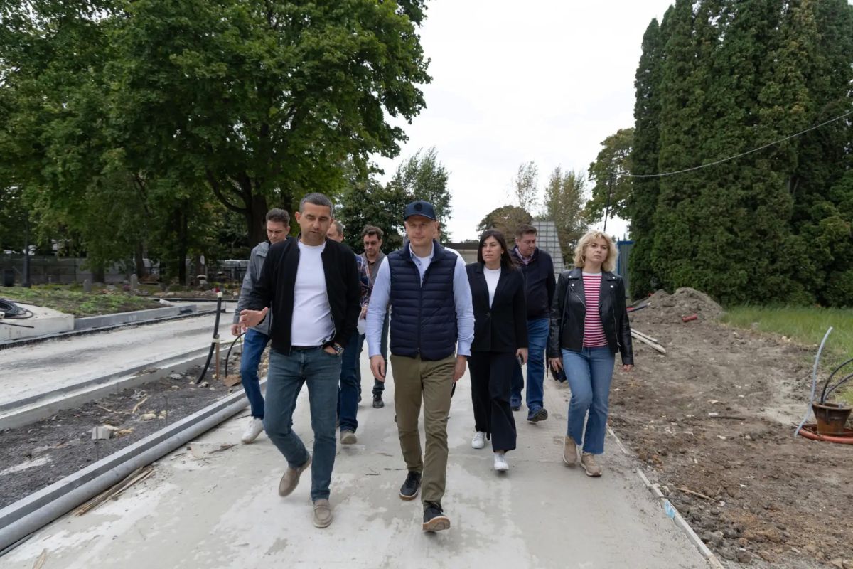 В Курске на мемориале Памяти Павших в годы Великой Отечественной войны продолжаются работы на офицерском кладбище В Курске на мемориале Памяти Павших в годы Великой Отечественной войны продолжаются работы на офицерском кладбище