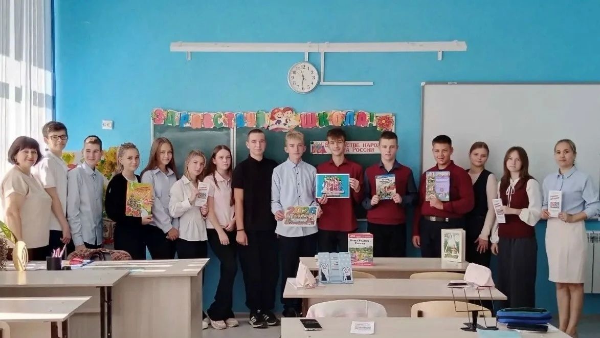 В рамках Года единства народов России и проекта «Культура для школьников» работники Фатежской детской библиотеки провели для обучающихся 8 «В» класса СОШ№2 патриотическую программу «Многонациональное разноцветье»...
