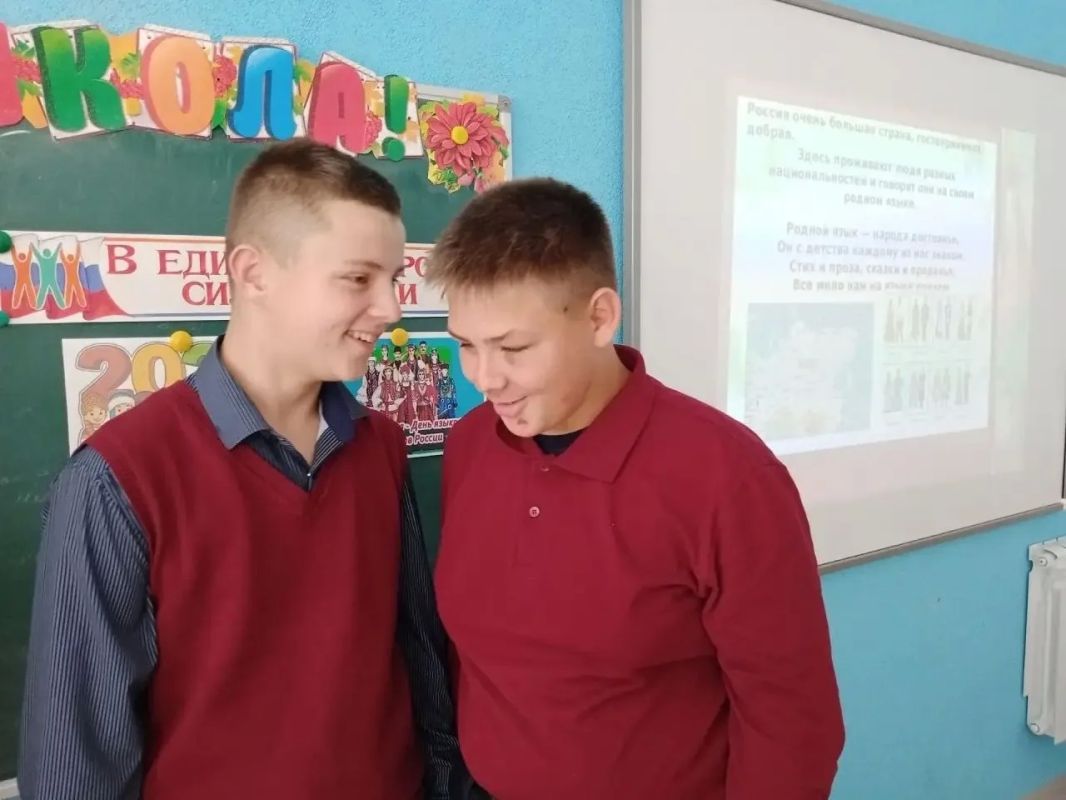 В рамках Года единства народов России и проекта «Культура для школьников» работники Фатежской детской библиотеки провели для обучающихся 8 «В» класса СОШ№2 патриотическую программу «Многонациональное разноцветье»... В рамках Года единства народов России и проекта «Культура для школьников» работники Фатежской детской библиотеки провели для обучающихся 8 «В» класса СОШ№2 патриотическую программу «Многонациональное разноцветье»...