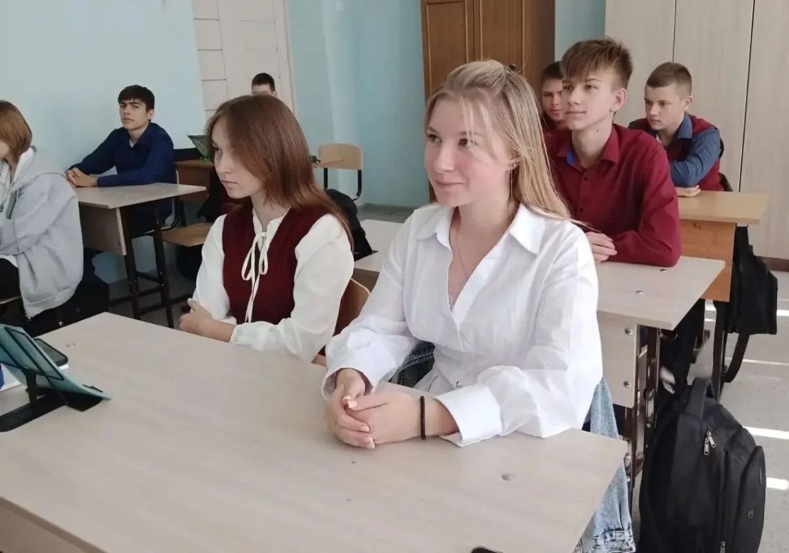 В рамках Года единства народов России и проекта «Культура для школьников» работники Фатежской детской библиотеки провели для обучающихся 8 «В» класса СОШ№2 патриотическую программу «Многонациональное разноцветье»... В рамках Года единства народов России и проекта «Культура для школьников» работники Фатежской детской библиотеки провели для обучающихся 8 «В» класса СОШ№2 патриотическую программу «Многонациональное разноцветье»...