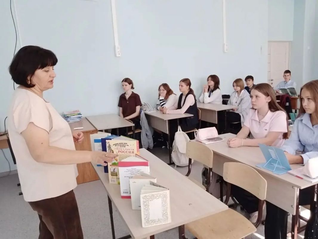 В рамках Года единства народов России и проекта «Культура для школьников» работники Фатежской детской библиотеки провели для обучающихся 8 «В» класса СОШ№2 патриотическую программу «Многонациональное разноцветье»... В рамках Года единства народов России и проекта «Культура для школьников» работники Фатежской детской библиотеки провели для обучающихся 8 «В» класса СОШ№2 патриотическую программу «Многонациональное разноцветье»...