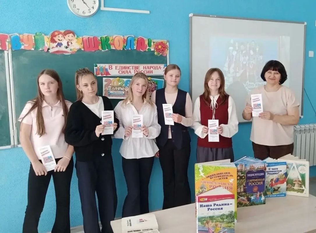 В рамках Года единства народов России и проекта «Культура для школьников» работники Фатежской детской библиотеки провели для обучающихся 8 «В» класса СОШ№2 патриотическую программу «Многонациональное разноцветье»... В рамках Года единства народов России и проекта «Культура для школьников» работники Фатежской детской библиотеки провели для обучающихся 8 «В» класса СОШ№2 патриотическую программу «Многонациональное разноцветье»...