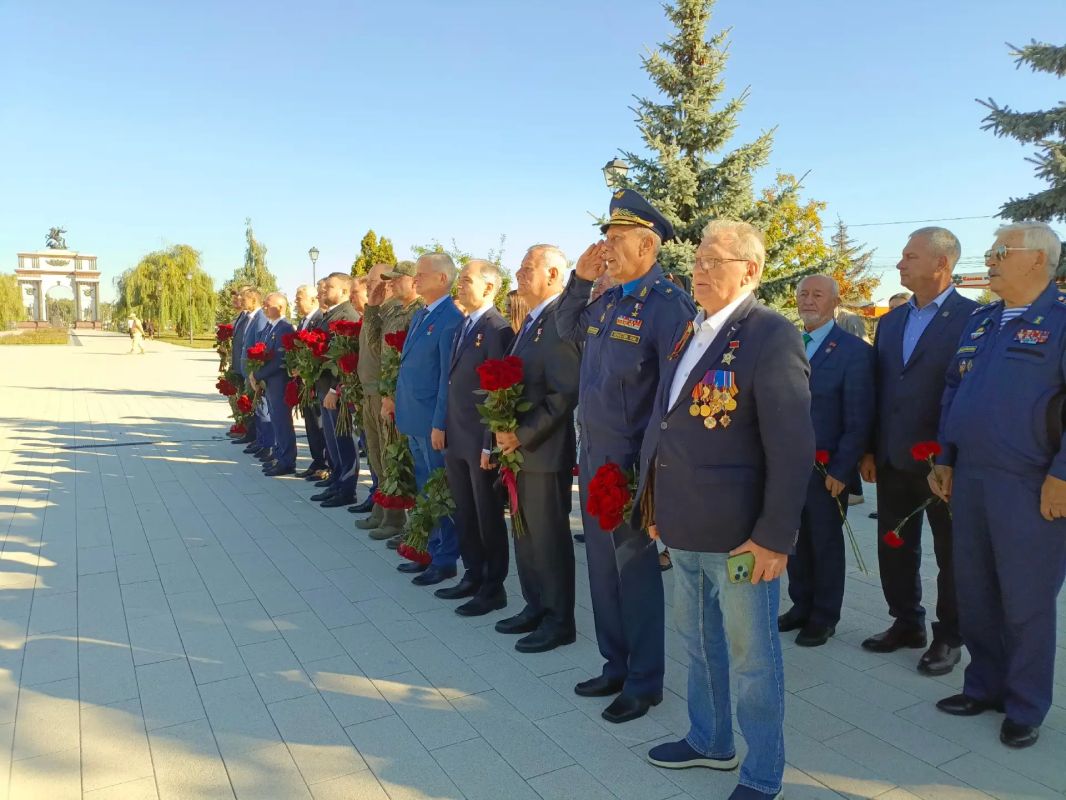 В Курске прошла акция «Десант Героев»: в регион с рабочим визитом приехали Герои России и СССР В Курске прошла акция «Десант Героев»: в регион с рабочим визитом приехали Герои России и СССР