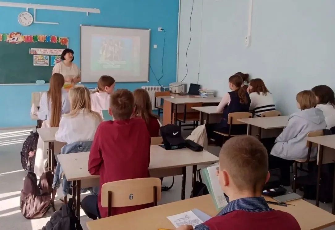 В рамках Года единства народов России и проекта «Культура для школьников» работники Фатежской детской библиотеки провели для обучающихся 8 «В» класса СОШ№2 патриотическую программу «Многонациональное разноцветье»... В рамках Года единства народов России и проекта «Культура для школьников» работники Фатежской детской библиотеки провели для обучающихся 8 «В» класса СОШ№2 патриотическую программу «Многонациональное разноцветье»...