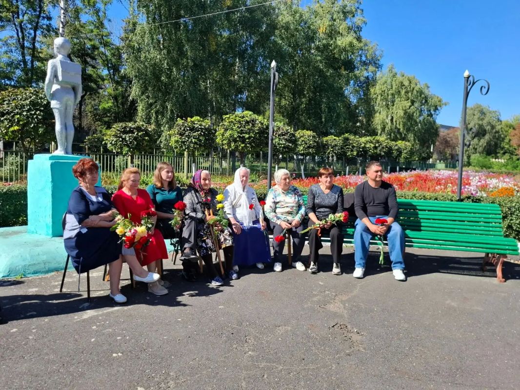 Сегодня в городе Щигры в торжественной тишине, наполненной светлой грустью и безмерной благодарностью, открыли мемориальную доску Афонину Павлу Александровичу — погибшему при выполнении боевых задач в зоне специальной... Сегодня в городе Щигры в торжественной тишине, наполненной светлой грустью и безмерной благодарностью, открыли мемориальную доску Афонину Павлу Александровичу — погибшему при выполнении боевых задач в зоне специальной...