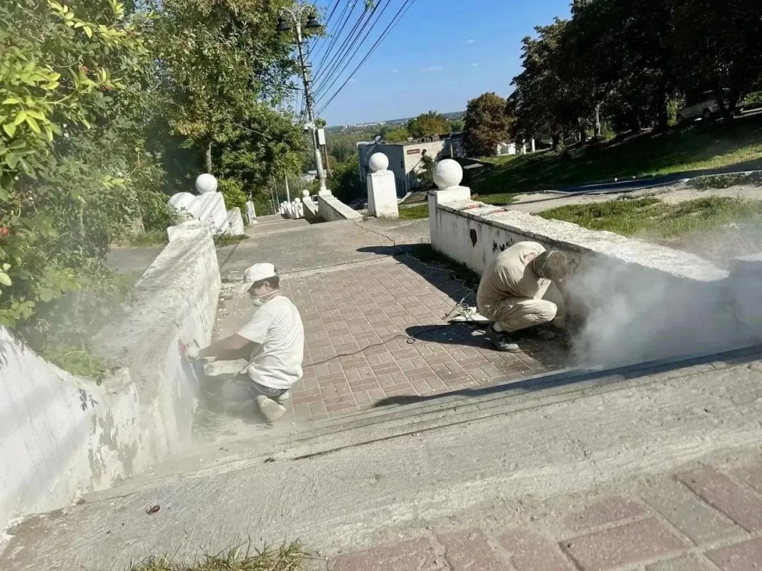 В Курске продолжается ремонт лестницы на улице Мирной В Курске продолжается ремонт лестницы на улице Мирной