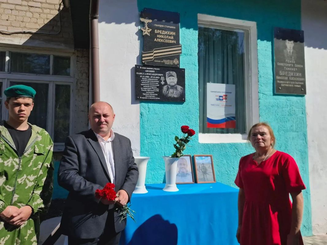 Сегодня в городе Щигры в торжественной тишине, наполненной светлой грустью и безмерной благодарностью, открыли мемориальную доску Афонину Павлу Александровичу — погибшему при выполнении боевых задач в зоне специальной... Сегодня в городе Щигры в торжественной тишине, наполненной светлой грустью и безмерной благодарностью, открыли мемориальную доску Афонину Павлу Александровичу — погибшему при выполнении боевых задач в зоне специальной...