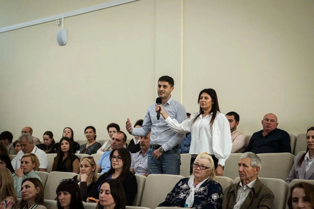 Вместе с губернатором Александром Хинштейном встретились с представителями актива Центрального округа Курска Вместе с губернатором Александром Хинштейном встретились с представителями актива Центрального округа Курска
