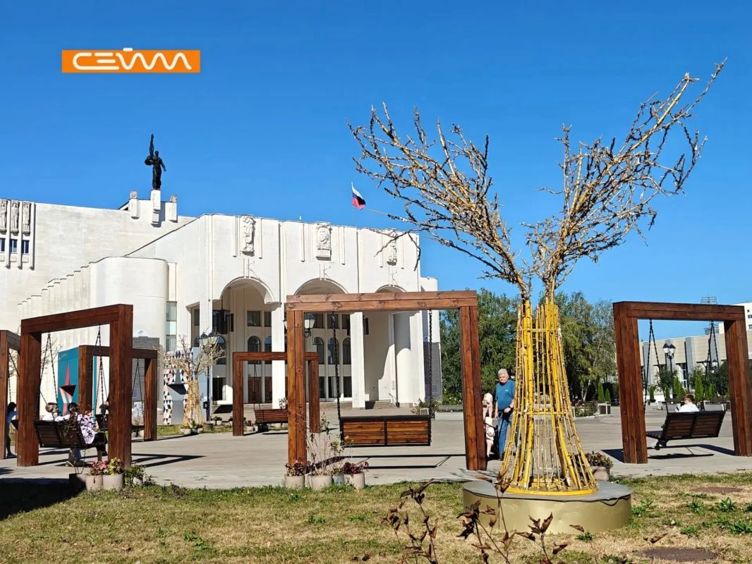 В Курске на Театральной площади установили 6 новых качелей В Курске на Театральной площади установили 6 новых качелей