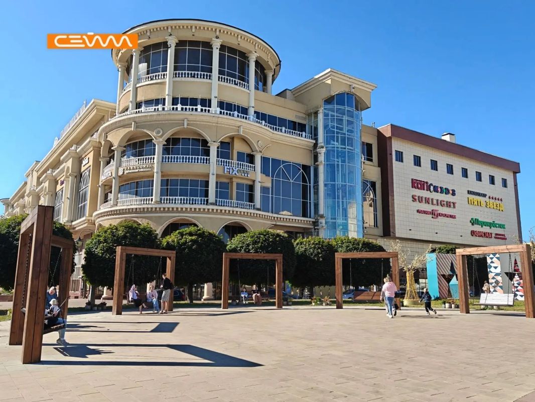 В Курске на Театральной площади установили 6 новых качелей В Курске на Театральной площади установили 6 новых качелей