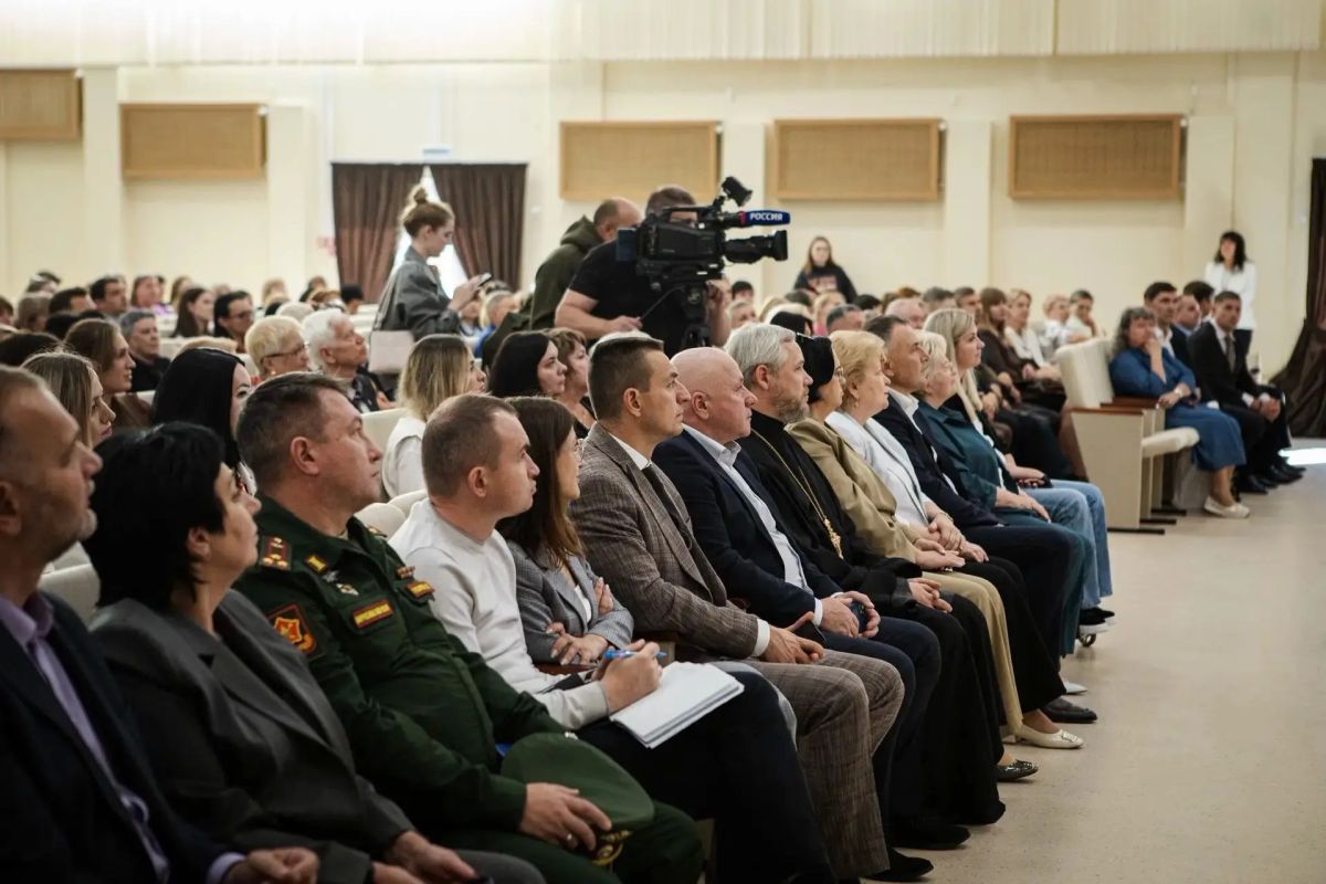 Вместе с губернатором Александром Хинштейном встретились с представителями актива Центрального округа Курска Вместе с губернатором Александром Хинштейном встретились с представителями актива Центрального округа Курска