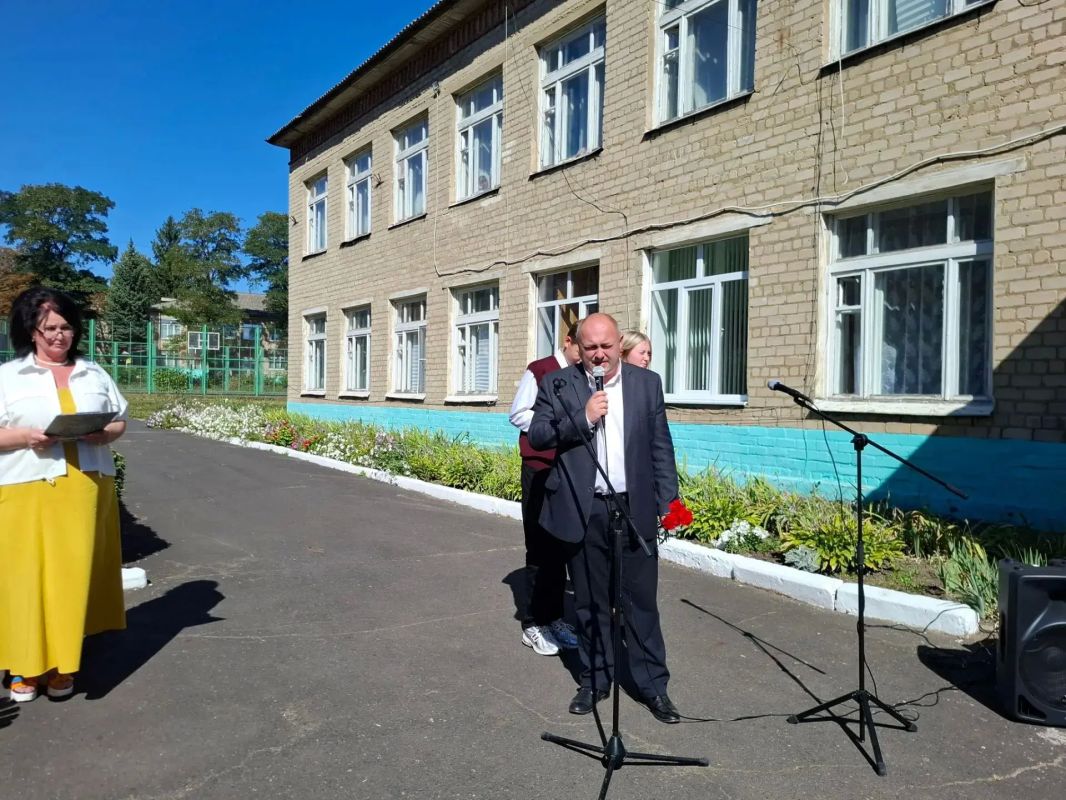 Сегодня в городе Щигры в торжественной тишине, наполненной светлой грустью и безмерной благодарностью, открыли мемориальную доску Афонину Павлу Александровичу — погибшему при выполнении боевых задач в зоне специальной... Сегодня в городе Щигры в торжественной тишине, наполненной светлой грустью и безмерной благодарностью, открыли мемориальную доску Афонину Павлу Александровичу — погибшему при выполнении боевых задач в зоне специальной...