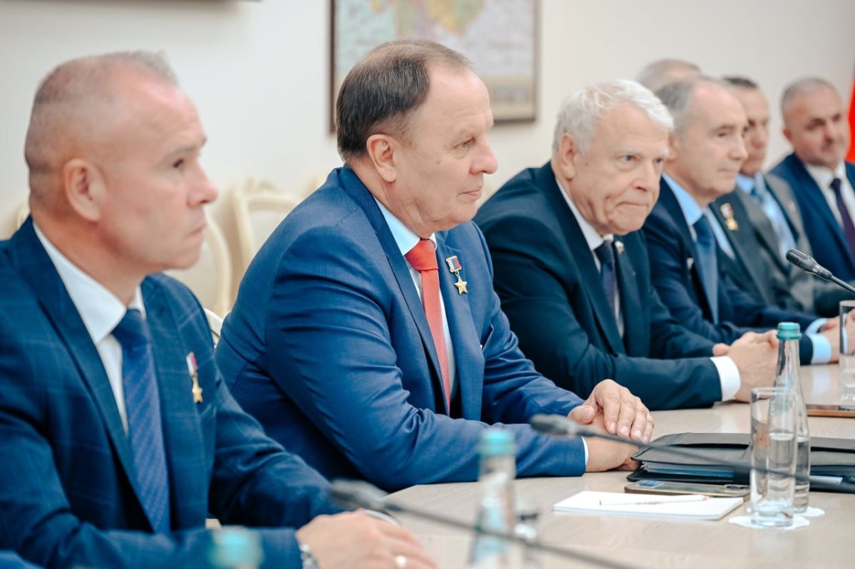 В Курске состоялась патриотическая акция «Десант Героев» В Курске состоялась патриотическая акция «Десант Героев»