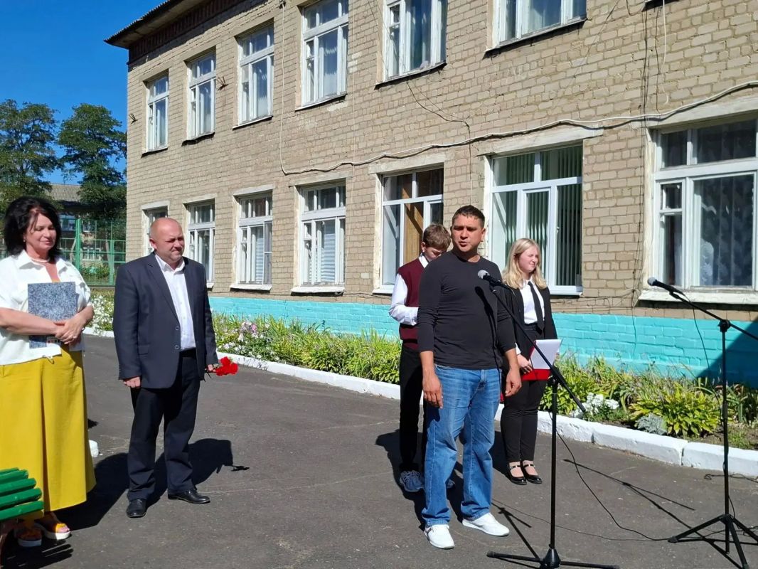 Сегодня в городе Щигры в торжественной тишине, наполненной светлой грустью и безмерной благодарностью, открыли мемориальную доску Афонину Павлу Александровичу — погибшему при выполнении боевых задач в зоне специальной... Сегодня в городе Щигры в торжественной тишине, наполненной светлой грустью и безмерной благодарностью, открыли мемориальную доску Афонину Павлу Александровичу — погибшему при выполнении боевых задач в зоне специальной...