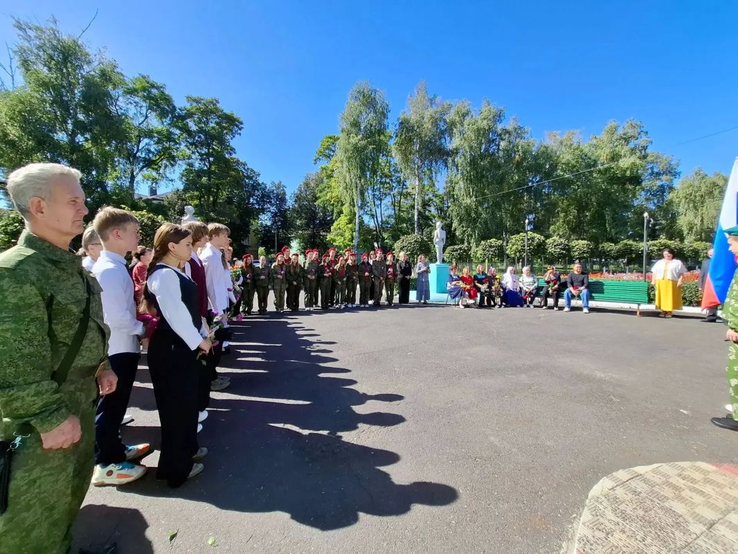 Сегодня в городе Щигры в торжественной тишине, наполненной светлой грустью и безмерной благодарностью, открыли мемориальную доску Афонину Павлу Александровичу — погибшему при выполнении боевых задач в зоне специальной... Сегодня в городе Щигры в торжественной тишине, наполненной светлой грустью и безмерной благодарностью, открыли мемориальную доску Афонину Павлу Александровичу — погибшему при выполнении боевых задач в зоне специальной...