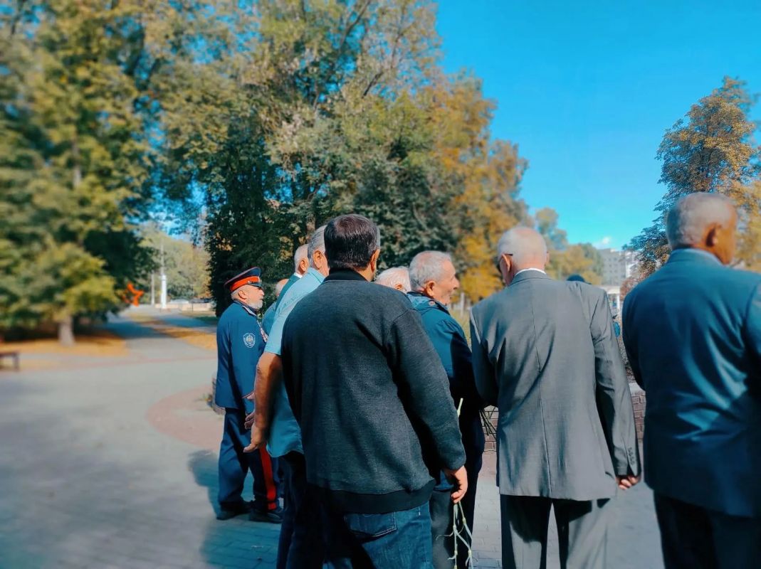 В Курске возложили цветы к памятнику Феликсу Дзержинскому В Курске возложили цветы к памятнику Феликсу Дзержинскому