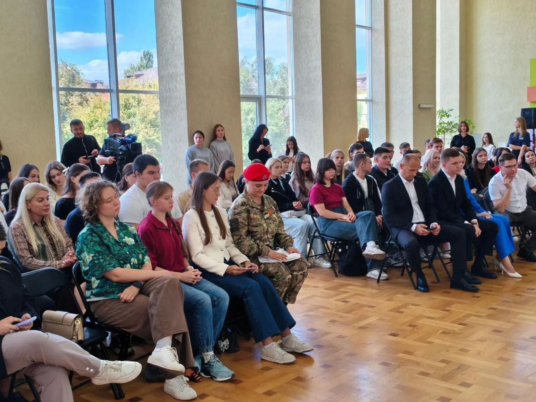 Певец Денис Майданов пообщался с курской молодёжью Певец Денис Майданов пообщался с курской молодёжью