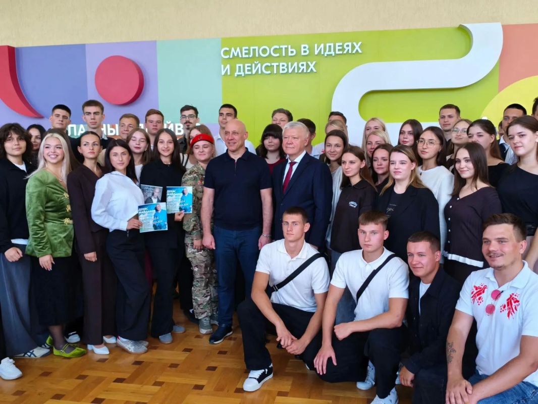 Певец Денис Майданов пообщался с курской молодёжью Певец Денис Майданов пообщался с курской молодёжью
