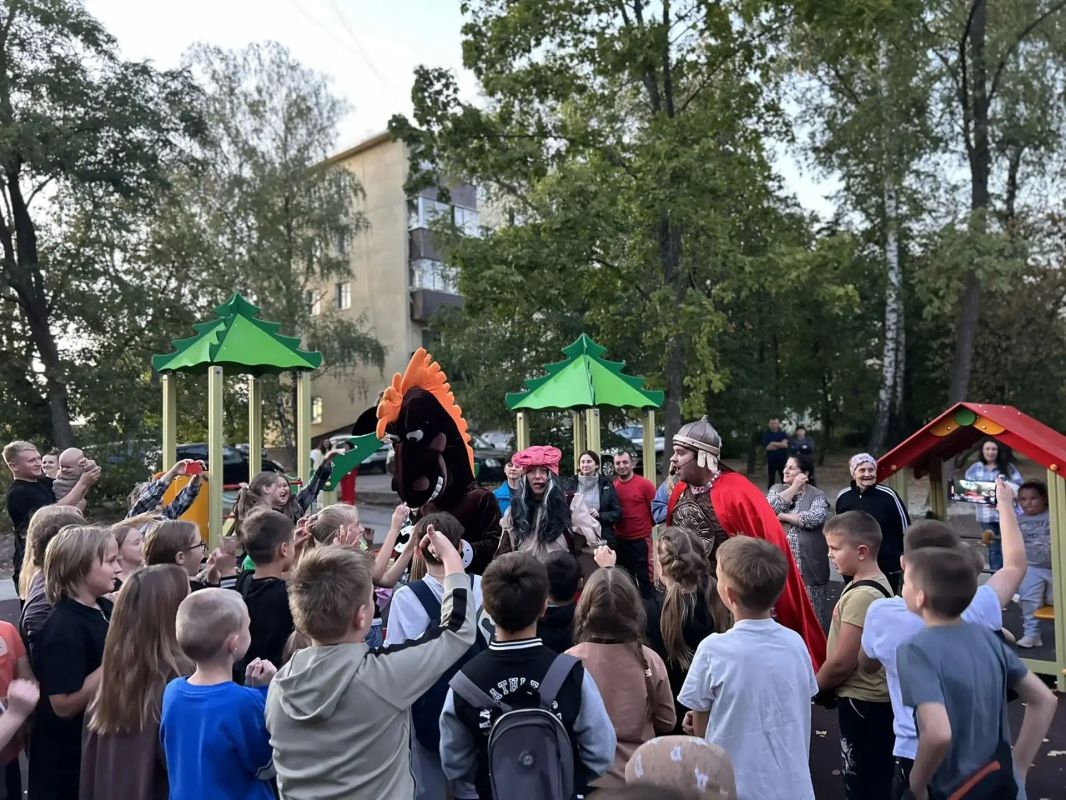 В Курске на улице Конорева, 4 открыли новую детскую площадку В Курске на улице Конорева, 4 открыли новую детскую площадку