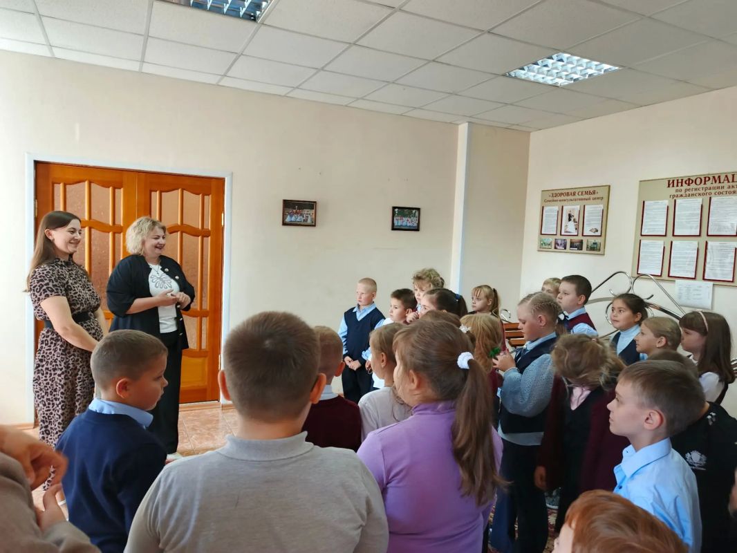 В преддверии Дня отца, который отмечается в Курской области 12 сентября, в отделе ЗАГС Фатежского района состоялась интересная встреча с учениками второго класса ФСОШ N2. Сотрудники ведомства рассказали ребятам о значении... В преддверии Дня отца, который отмечается в Курской области 12 сентября, в отделе ЗАГС Фатежского района состоялась интересная встреча с учениками второго класса ФСОШ N2. Сотрудники ведомства рассказали ребятам о значении...