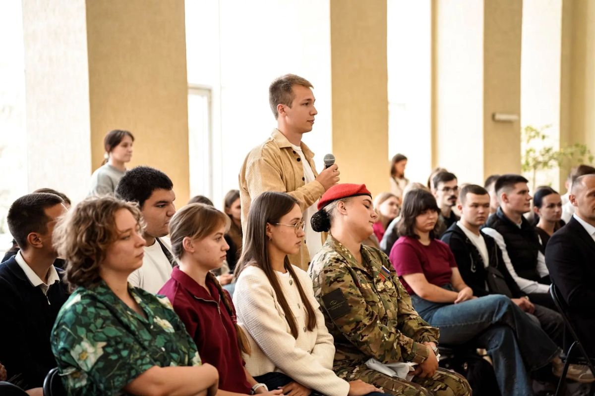 В областном Дворце молодежи состоялась встреча актива курской молодежи с певцом и композитором Денисом Майдановым В областном Дворце молодежи состоялась встреча актива курской молодежи с певцом и композитором Денисом Майдановым