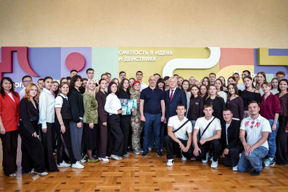 В областном Дворце молодежи состоялась встреча актива курской молодежи с певцом и композитором Денисом Майдановым