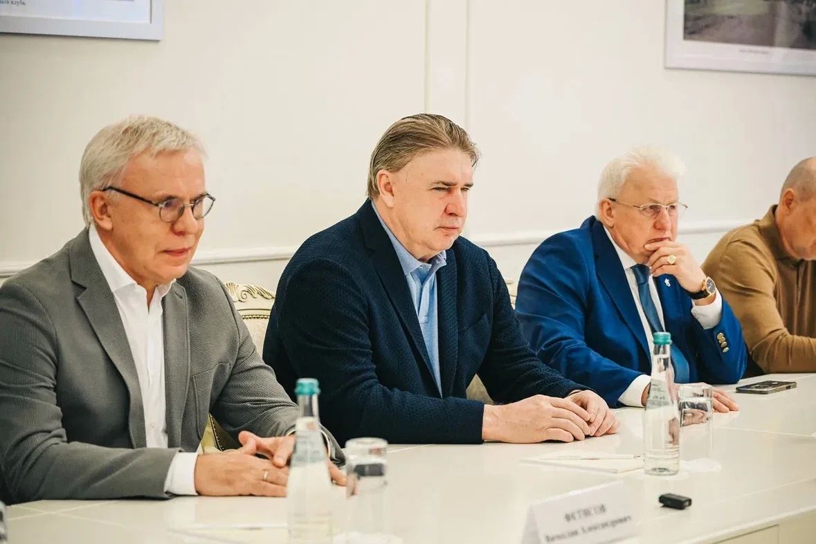 Александр Хинштейн: Большое событие для спортивной общественности региона — сегодня в Курск приехали легенды хоккея, мои давние друзья гендиректор «Ночной хоккейной лиги», двукратный олимпийский чемпион Алексей Касатонов... Александр Хинштейн: Большое событие для спортивной общественности региона — сегодня в Курск приехали легенды хоккея, мои давние друзья гендиректор «Ночной хоккейной лиги», двукратный олимпийский чемпион Алексей Касатонов...