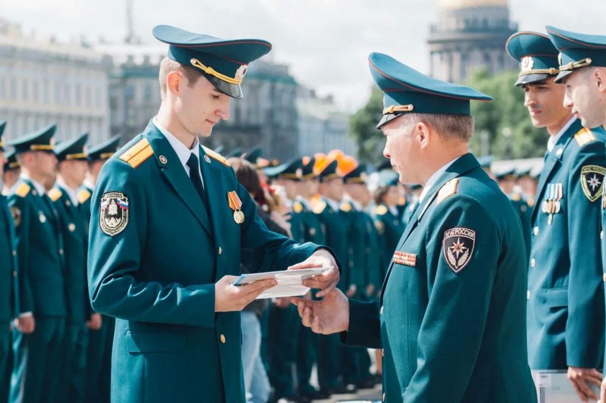 #Нашиогнеборцы. Андрей Должиков, старший помощник начальника дежурной смены службы пожаротушения Главного управления МЧС России по Курской области На службу в курское подразделение МЧС России огнеборец пришел в 2017 году... #Нашиогнеборцы. Андрей Должиков, старший помощник начальника дежурной смены службы пожаротушения Главного управления МЧС России по Курской области На службу в курское подразделение МЧС России огнеборец пришел в 2017 году...
