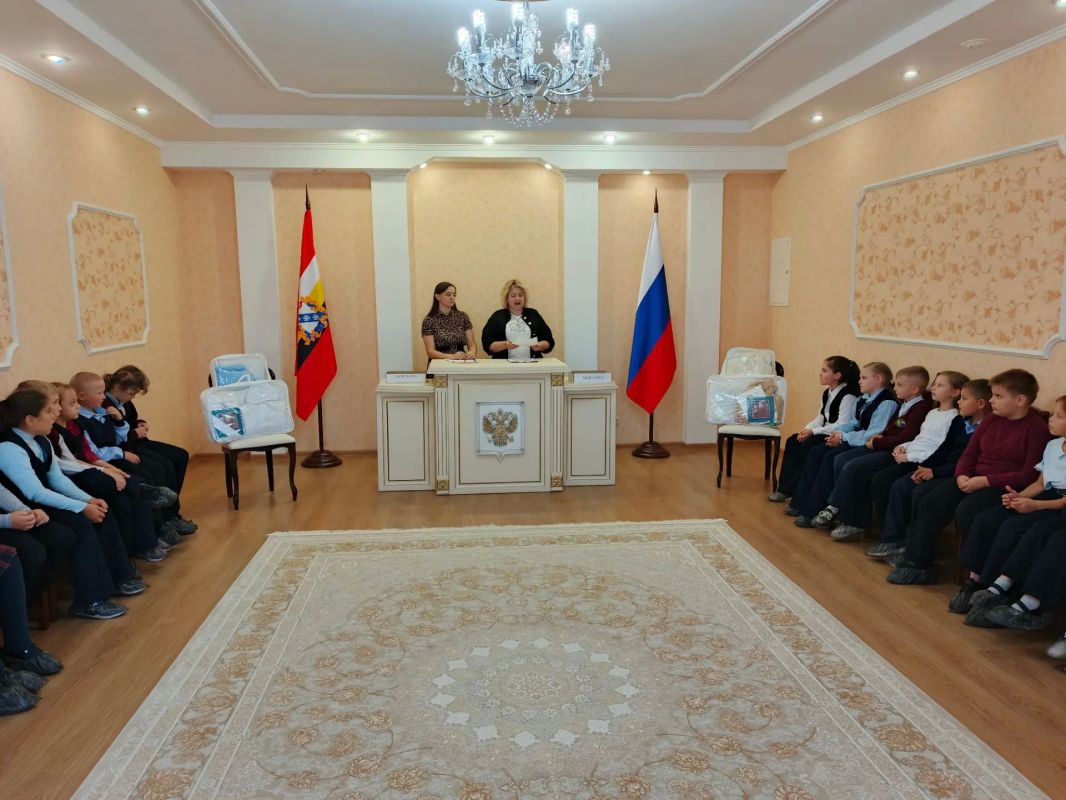 В преддверии Дня отца, который отмечается в Курской области 12 сентября, в отделе ЗАГС Фатежского района состоялась интересная встреча с учениками второго класса ФСОШ N2. Сотрудники ведомства рассказали ребятам о значении... В преддверии Дня отца, который отмечается в Курской области 12 сентября, в отделе ЗАГС Фатежского района состоялась интересная встреча с учениками второго класса ФСОШ N2. Сотрудники ведомства рассказали ребятам о значении...