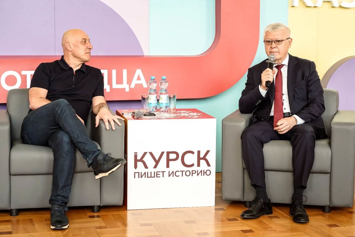 В областном Дворце молодежи состоялась встреча актива курской молодежи с певцом и композитором Денисом Майдановым В областном Дворце молодежи состоялась встреча актива курской молодежи с певцом и композитором Денисом Майдановым