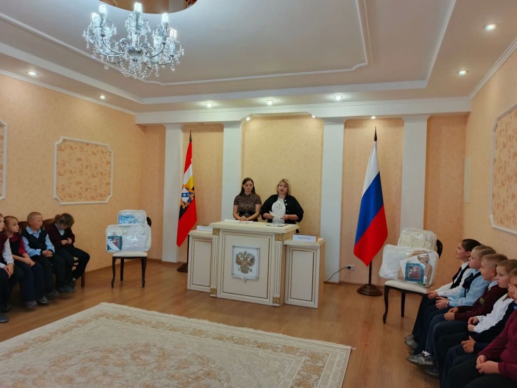 В преддверии Дня отца, который отмечается в Курской области 12 сентября, в отделе ЗАГС Фатежского района состоялась интересная встреча с учениками второго класса ФСОШ N2. Сотрудники ведомства рассказали ребятам о значении... В преддверии Дня отца, который отмечается в Курской области 12 сентября, в отделе ЗАГС Фатежского района состоялась интересная встреча с учениками второго класса ФСОШ N2. Сотрудники ведомства рассказали ребятам о значении...