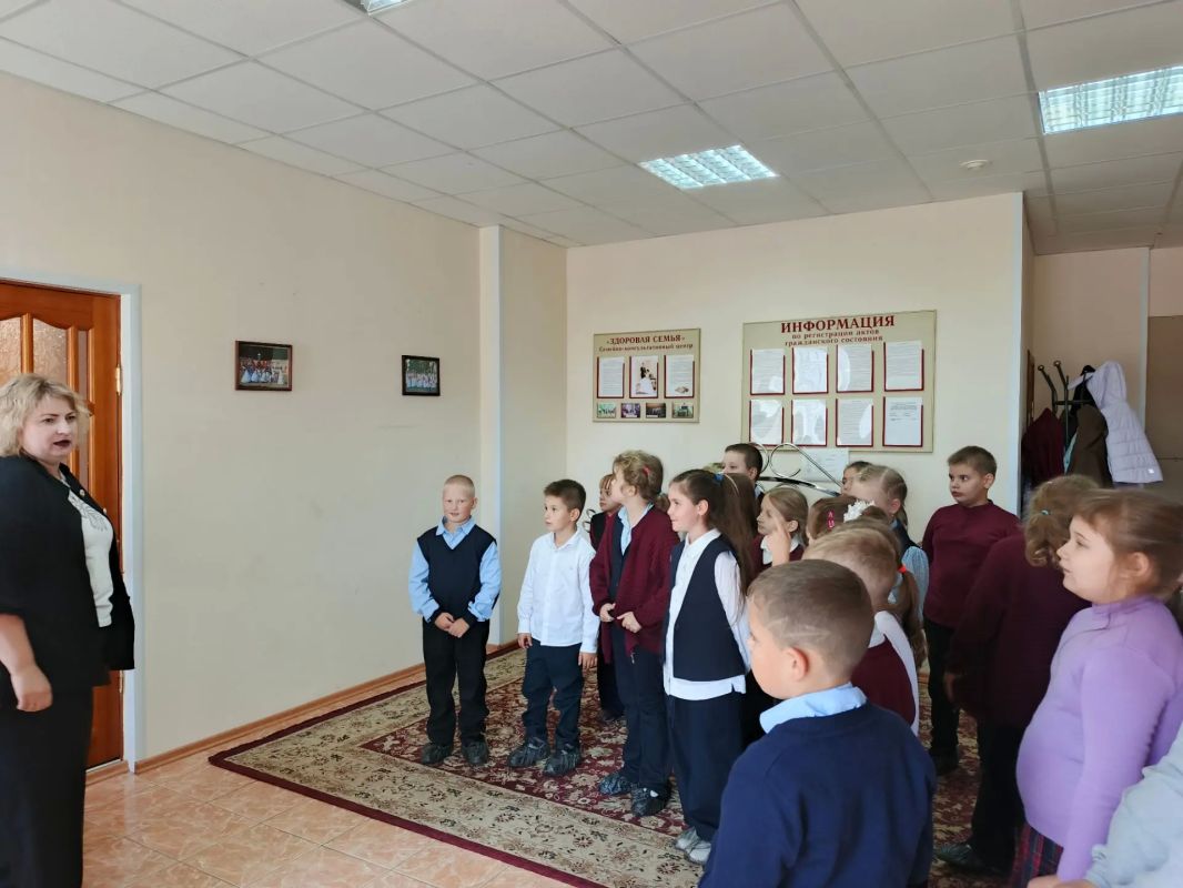 В преддверии Дня отца, который отмечается в Курской области 12 сентября, в отделе ЗАГС Фатежского района состоялась интересная встреча с учениками второго класса ФСОШ N2. Сотрудники ведомства рассказали ребятам о значении... В преддверии Дня отца, который отмечается в Курской области 12 сентября, в отделе ЗАГС Фатежского района состоялась интересная встреча с учениками второго класса ФСОШ N2. Сотрудники ведомства рассказали ребятам о значении...