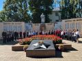 Советник директора по воспитанию,старшая вожатая совместно с семиклассниками Фатежской школы № 2 собрались в Сквере павших войнов, чтобы вспомнить о тех, кто пострадал в годы войны