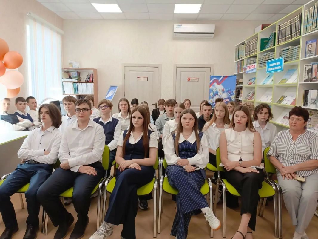 «Мы — будущее, нам выбирать» «Мы — будущее, нам выбирать»