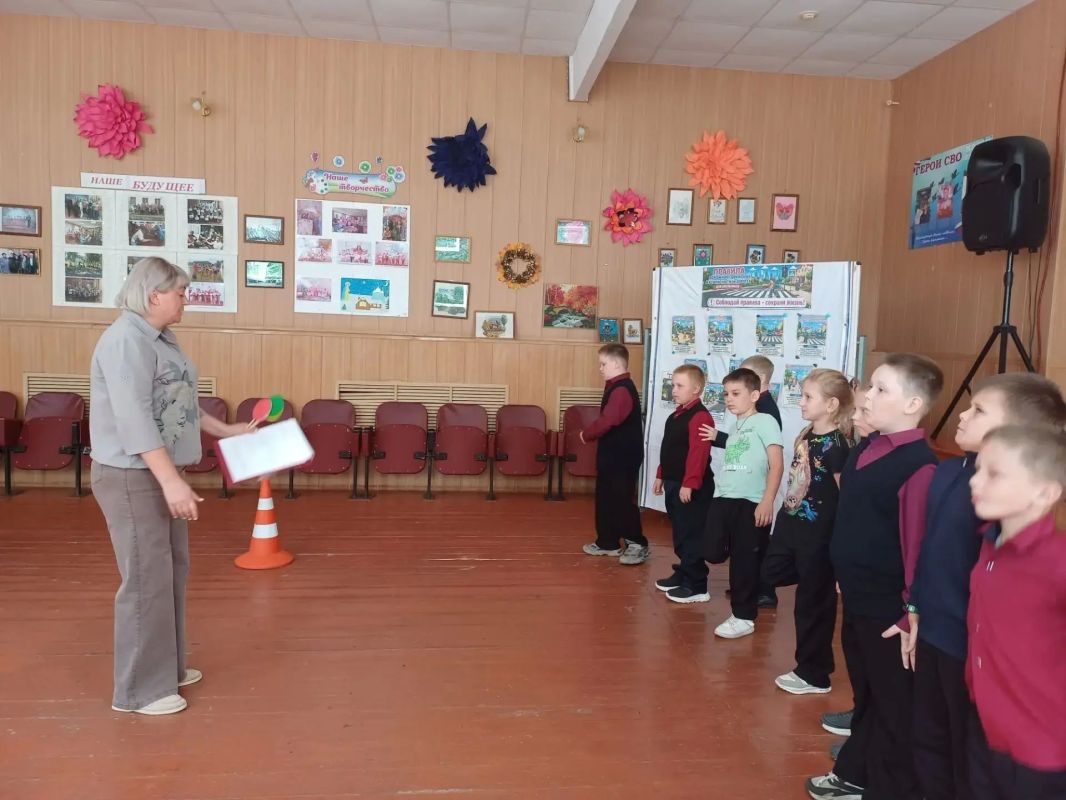 Работники Большеанненковского СДК совместно с заведующей сельской библиотекой провели для учеников Большеанненковской СОШ игровую программу «Правила дорожного движения» Работники Большеанненковского СДК совместно с заведующей сельской библиотекой провели для учеников Большеанненковской СОШ игровую программу «Правила дорожного движения»