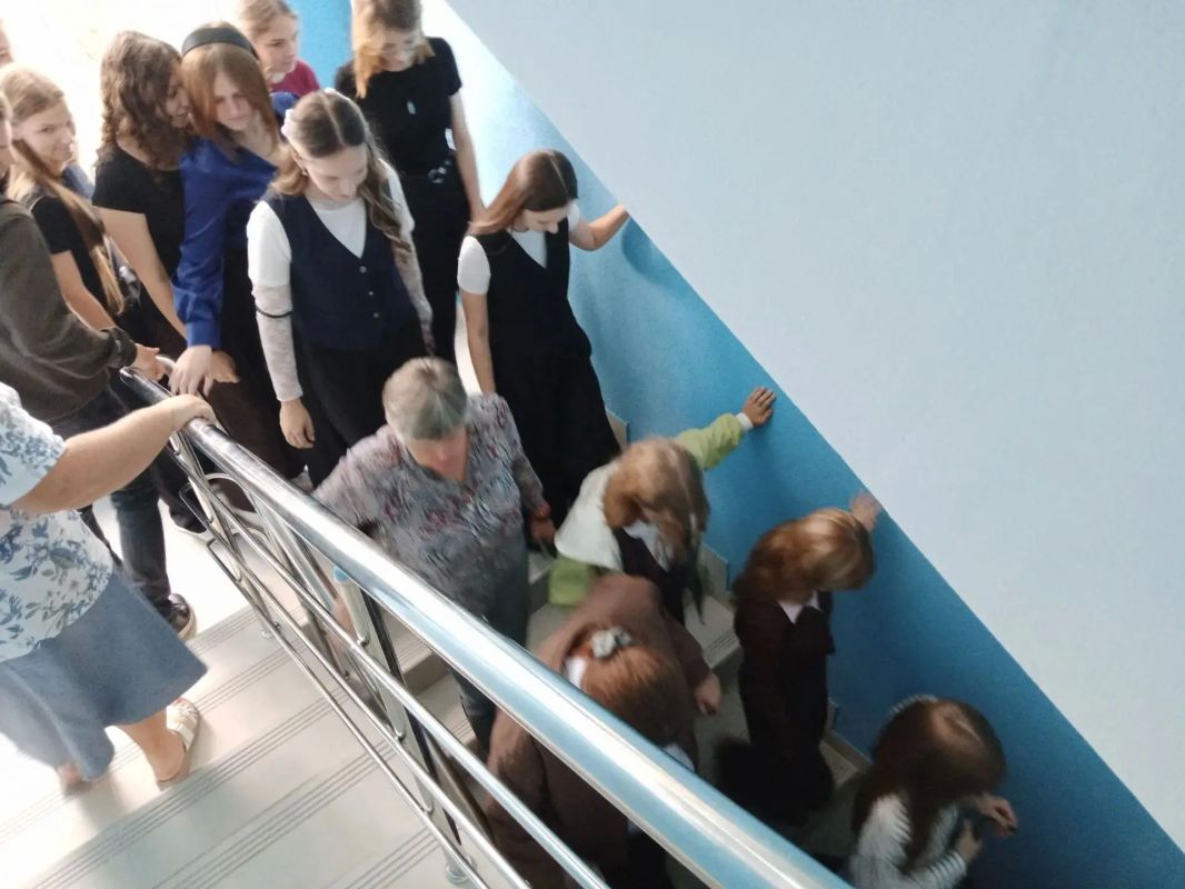 В Фатежской школе №2 прошла плановая тренировочная пожарная эвакуация, проведенная совместно с инструктором пожарной части № 45 города Фатежа, Гудковым Сергеем Николаевичем В Фатежской школе №2 прошла плановая тренировочная пожарная эвакуация, проведенная совместно с инструктором пожарной части № 45 города Фатежа, Гудковым Сергеем Николаевичем