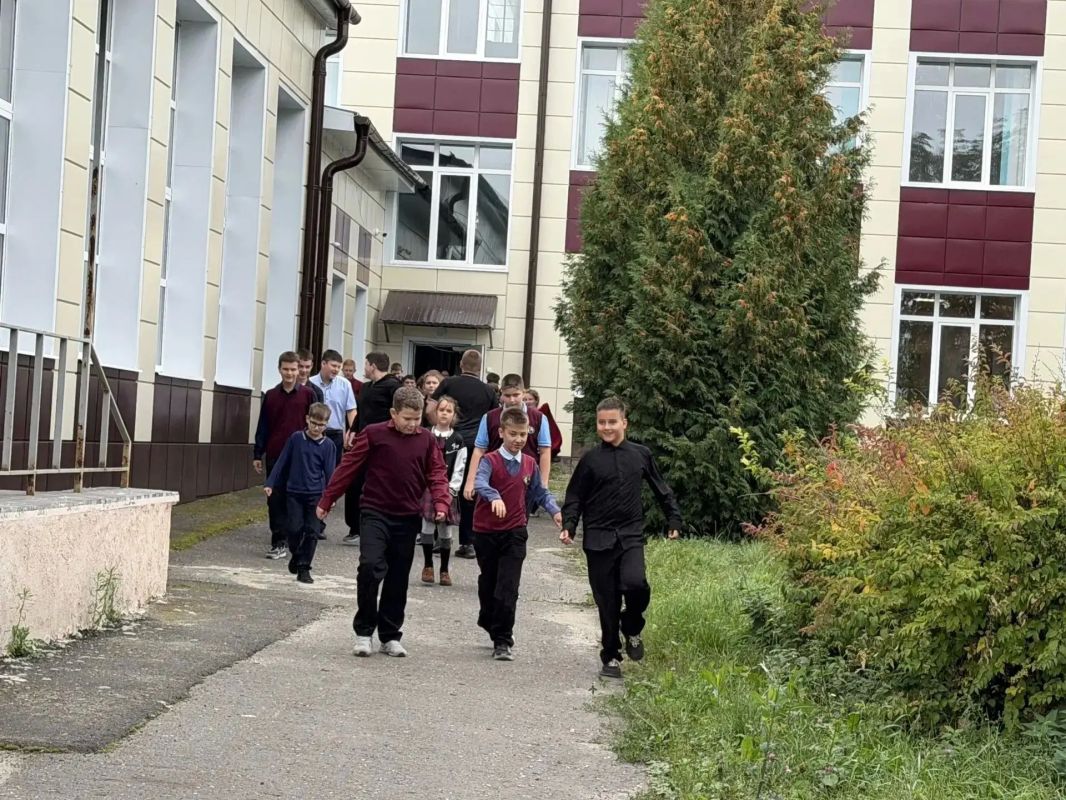 В Фатежской школе №2 прошла плановая тренировочная пожарная эвакуация, проведенная совместно с инструктором пожарной части № 45 города Фатежа, Гудковым Сергеем Николаевичем В Фатежской школе №2 прошла плановая тренировочная пожарная эвакуация, проведенная совместно с инструктором пожарной части № 45 города Фатежа, Гудковым Сергеем Николаевичем