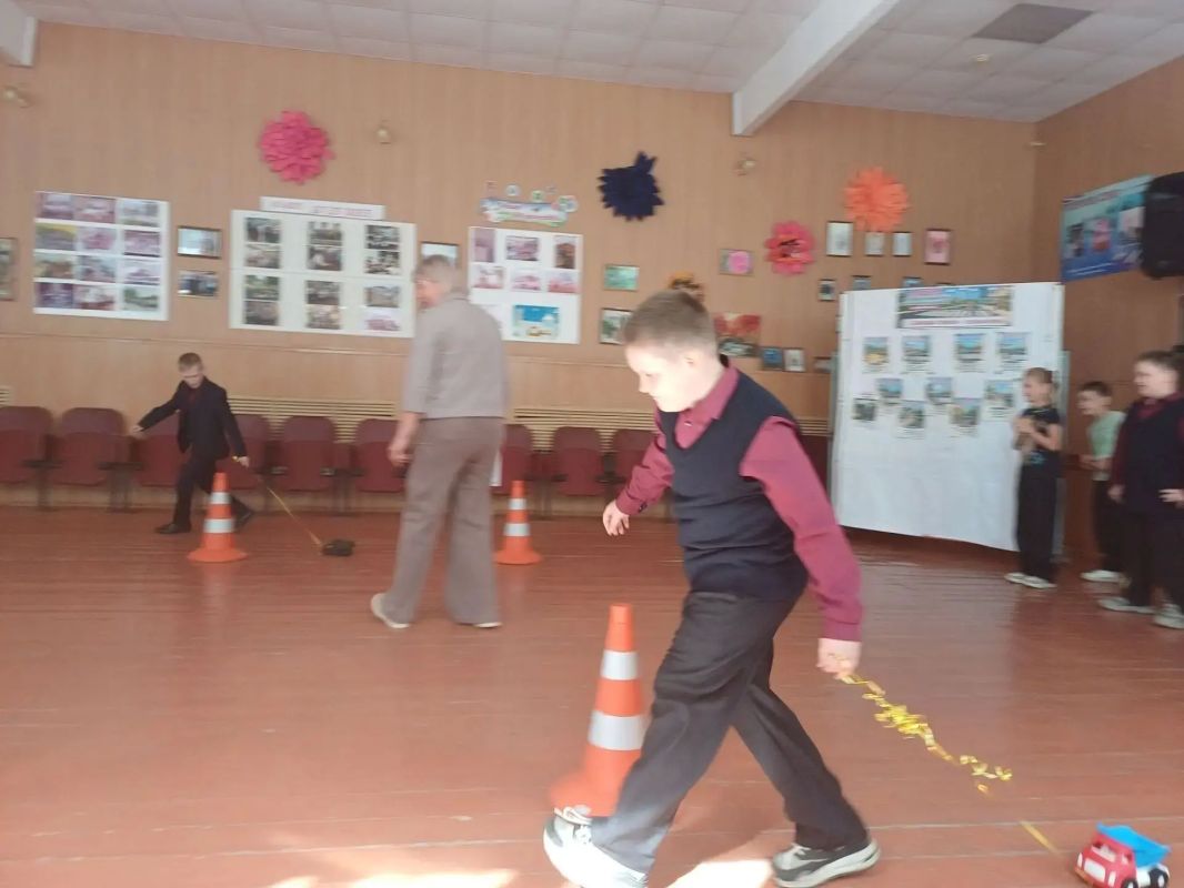 Работники Большеанненковского СДК совместно с заведующей сельской библиотекой провели для учеников Большеанненковской СОШ игровую программу «Правила дорожного движения» Работники Большеанненковского СДК совместно с заведующей сельской библиотекой провели для учеников Большеанненковской СОШ игровую программу «Правила дорожного движения»