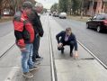 В Курске ищут поврежденные плиты на трамвайных путях