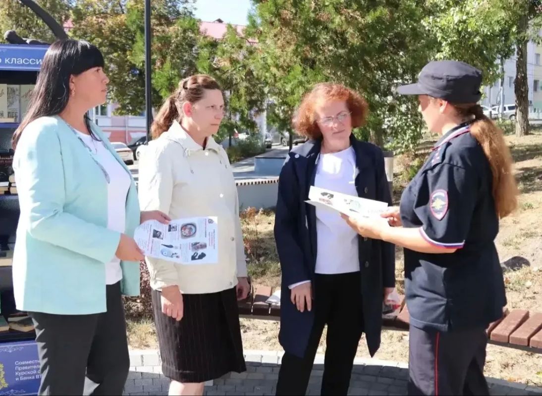В Курске полицейские пополнили книжный шкаф В Курске полицейские пополнили книжный шкаф