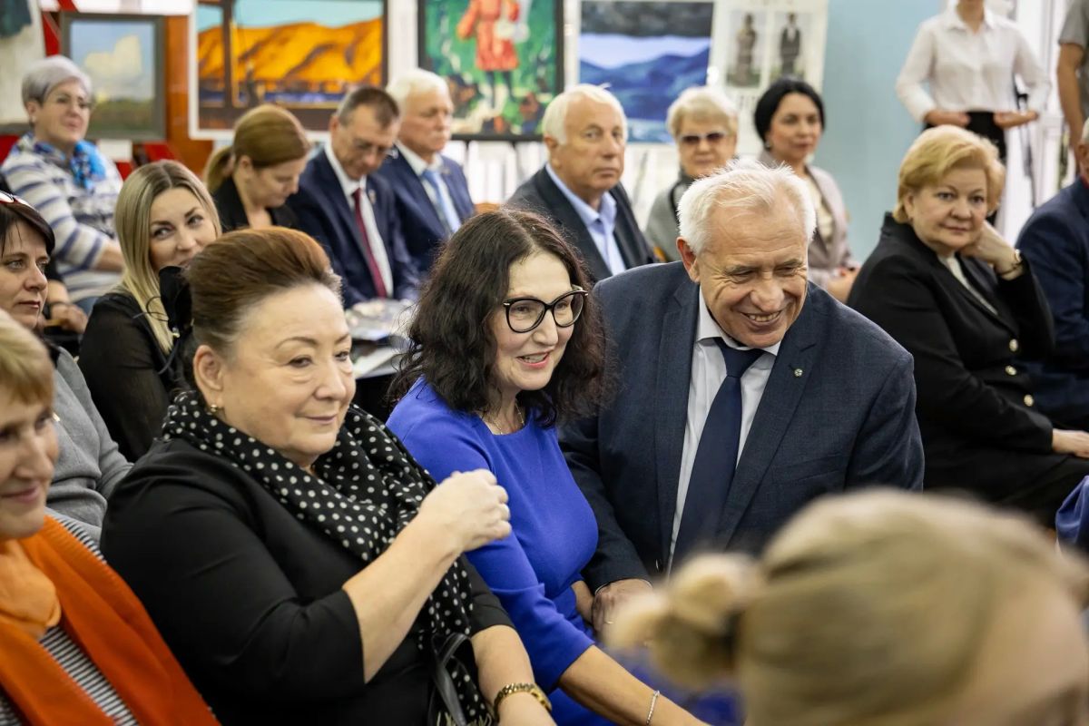 Сегодня вместе с губернатором Александром Хинштейном стали гостями презентации книги «Верный сын земли курской» Сегодня вместе с губернатором Александром Хинштейном стали гостями презентации книги «Верный сын земли курской»