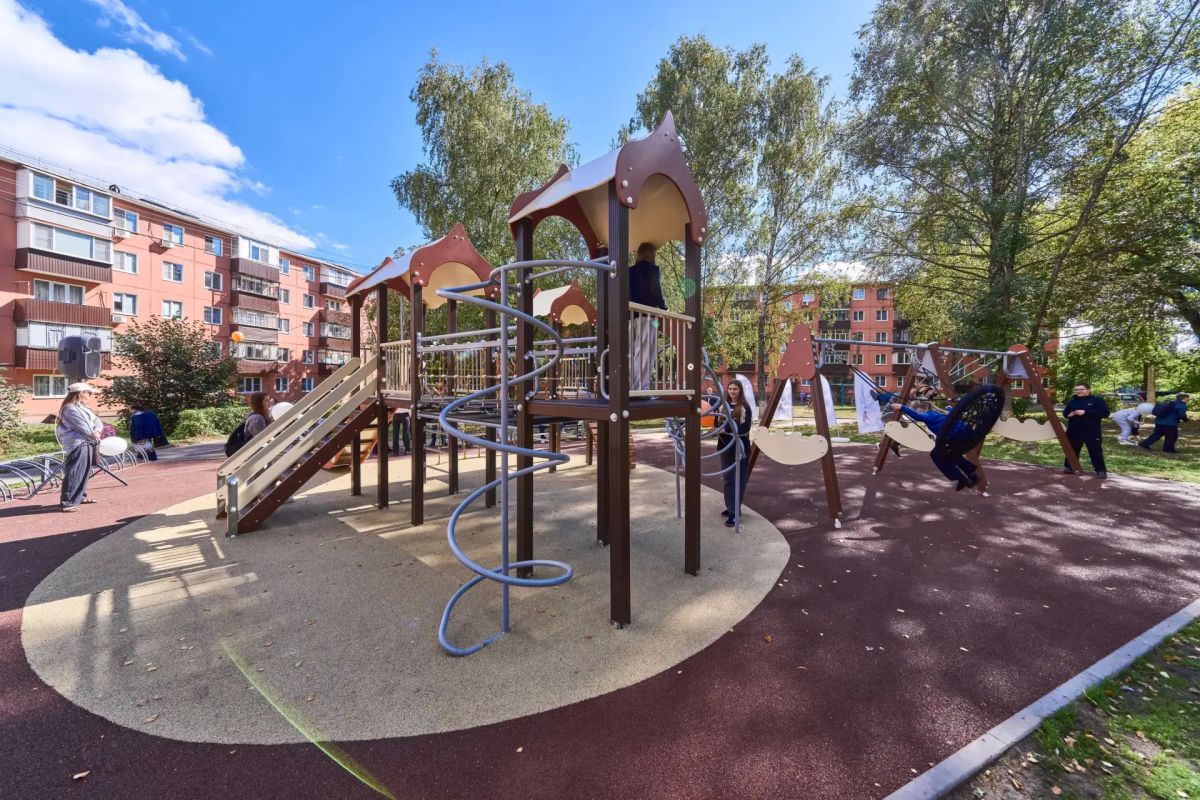 Во дворе жилых домов № 13/1 и № 13/2 по улице Курской состоялось торжественное открытие современной детской игровой площадки Во дворе жилых домов № 13/1 и № 13/2 по улице Курской состоялось торжественное открытие современной детской игровой площадки