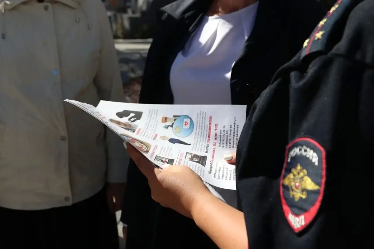 В Курске полицейские и общественники пополнили книжный шкаф В Курске полицейские и общественники пополнили книжный шкаф