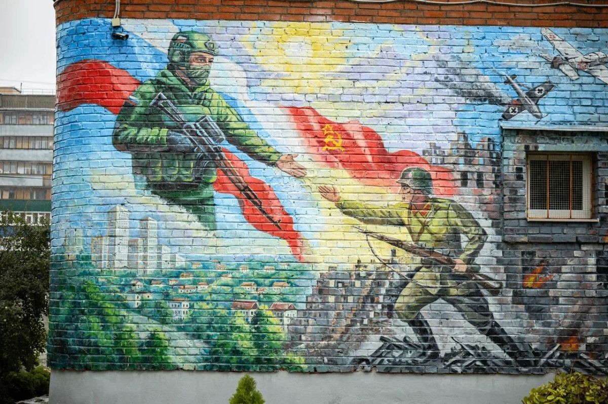 В школе №54 обновили мурал в честь событий на Курской дуге В школе №54 обновили мурал в честь событий на Курской дуге