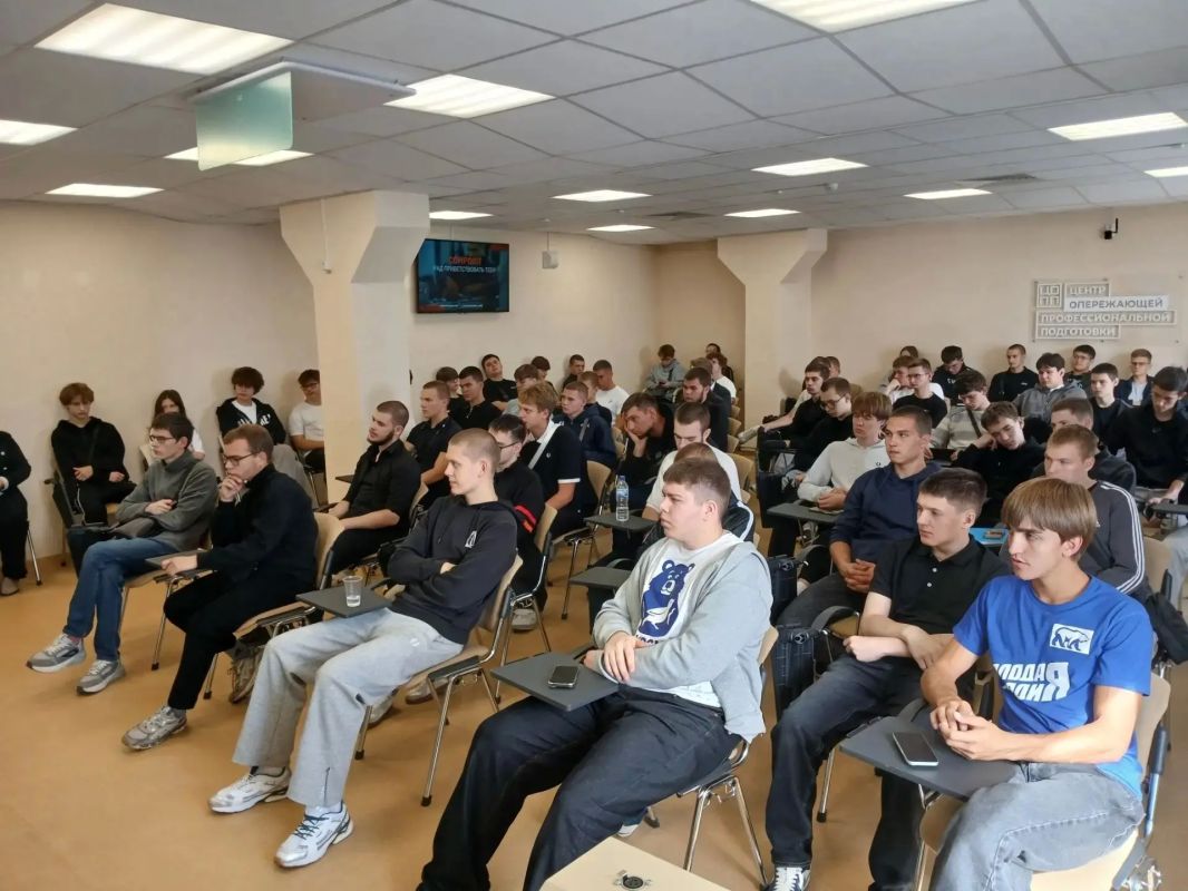 Студенты Курского электромеханического техникума встретились с представителями «Композита» в Центре опережающей подготовки Курской области (ЦОПП) Студенты Курского электромеханического техникума встретились с представителями «Композита» в Центре опережающей подготовки Курской области (ЦОПП)