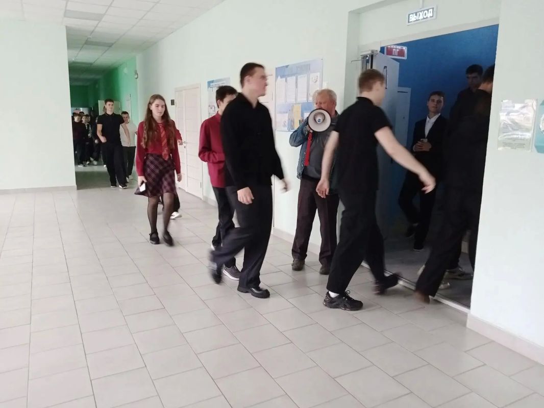 В Фатежской школе №2 прошла плановая тренировочная пожарная эвакуация, проведенная совместно с инструктором пожарной части № 45 города Фатежа, Гудковым Сергеем Николаевичем В Фатежской школе №2 прошла плановая тренировочная пожарная эвакуация, проведенная совместно с инструктором пожарной части № 45 города Фатежа, Гудковым Сергеем Николаевичем