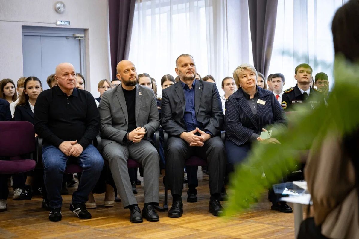 В школе №54 обновили мурал в честь событий на Курской дуге В школе №54 обновили мурал в честь событий на Курской дуге