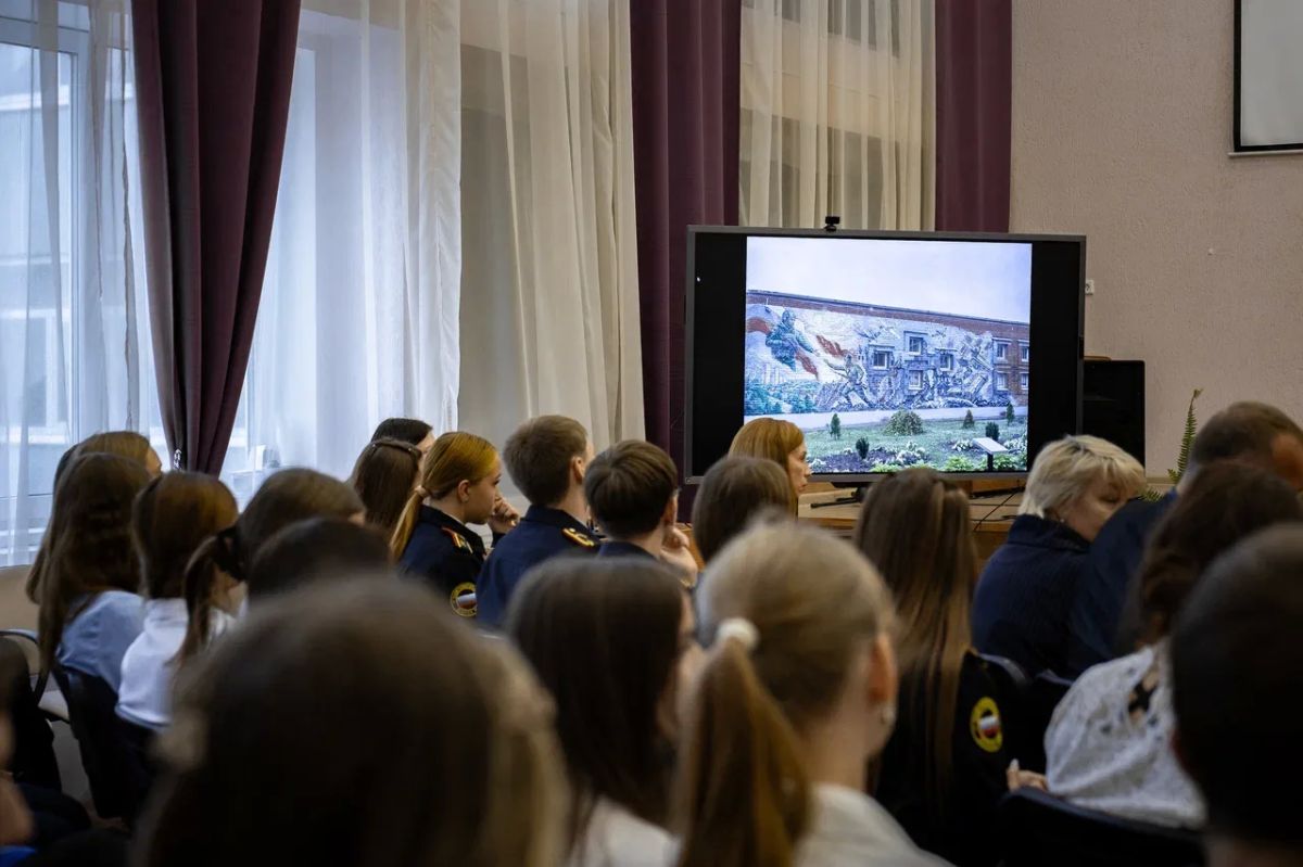 В школе №54 обновили мурал в честь событий на Курской дуге В школе №54 обновили мурал в честь событий на Курской дуге
