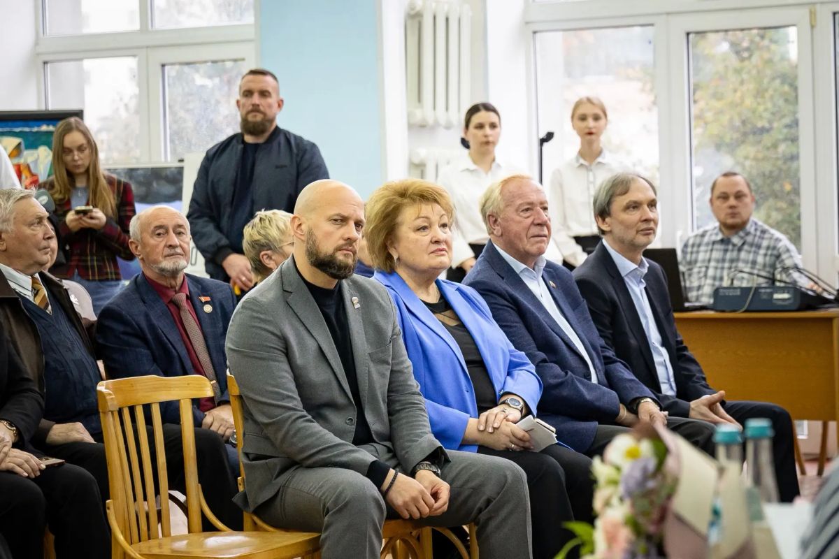 Сегодня вместе с губернатором Александром Хинштейном стали гостями презентации книги «Верный сын земли курской» Сегодня вместе с губернатором Александром Хинштейном стали гостями презентации книги «Верный сын земли курской»